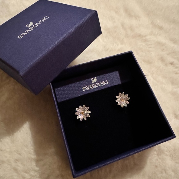 SWAROVSKI Eternal Flower stud earrings
Flower, Yellow, Mixed metal finish - Picture 9 of 9